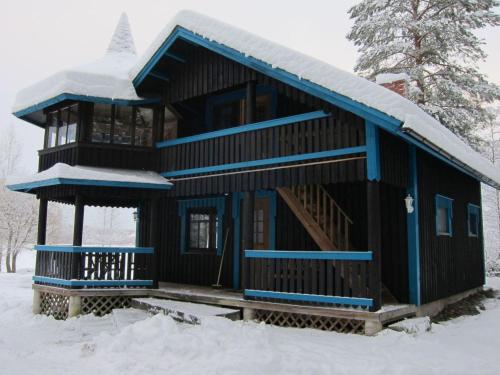 Cabaña de madera con nieve en el techo en Holiday Home Kiviniemi by Interhome, en Tohmajärvi