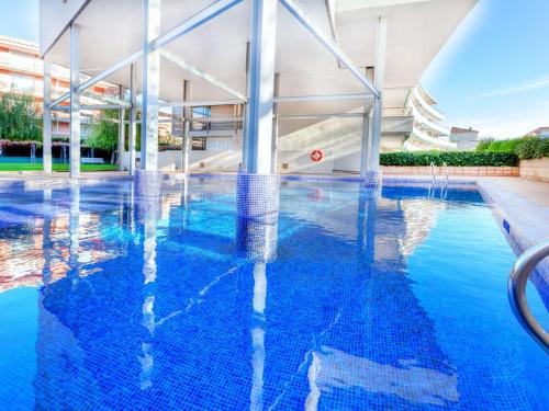 - une piscine dans un bâtiment d'eau bleue dans l'établissement Apartment Marina Palace by Interhome, à Sant Antoni de Calonge
