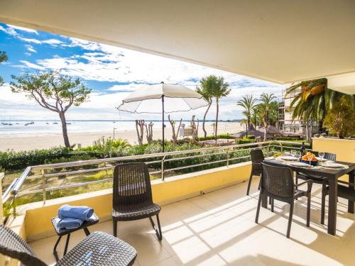 uma varanda com mesa e cadeiras e vista para a praia em Apartment Vista al Mar by Interhome em Port d'Alcudia