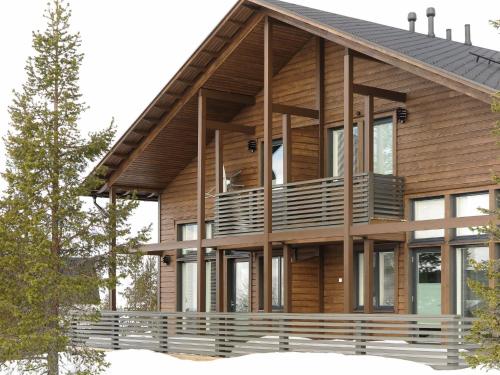 Casa de madera con balcón y árbol en Holiday Home Kotka b by Interhome, en Saariselkä