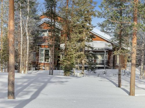 una casa de madera en la nieve con árboles en Holiday Home Hiihtogreeni a by Interhome en Sirkka