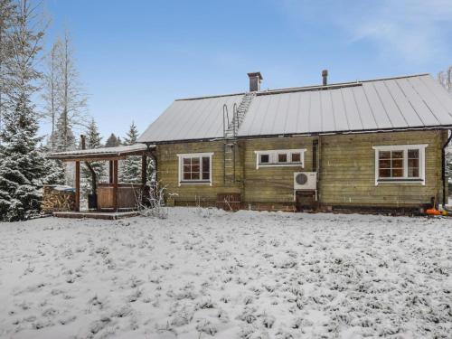 une maison en bois avec de la neige au sol dans l'établissement Holiday Home Josala by Interhome, à Ruokomäki