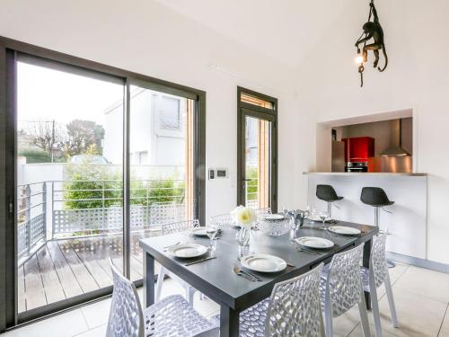 - une salle à manger avec une table et des chaises dans l'établissement Holiday Home Valombre by Interhome, à Pontaillac