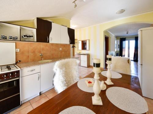 Kuchyň nebo kuchyňský kout v ubytování Apartment Karla by Interhome