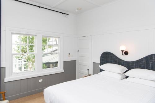 Säng eller sängar i ett rum på Portsea Hotel