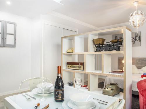 Studio Studio Mafra by Interhome في مافرا: غرفة مع طاولة مع زجاجة من النبيذ