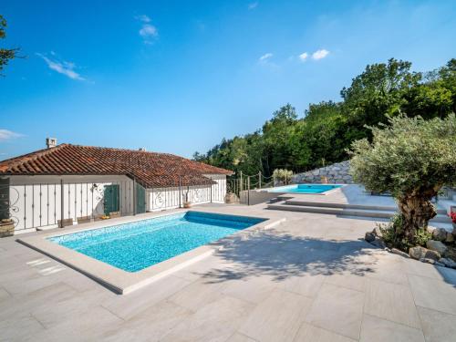 - une piscine en face d'une maison dans l'établissement Holiday Home Lapis by Interhome, à Buzet