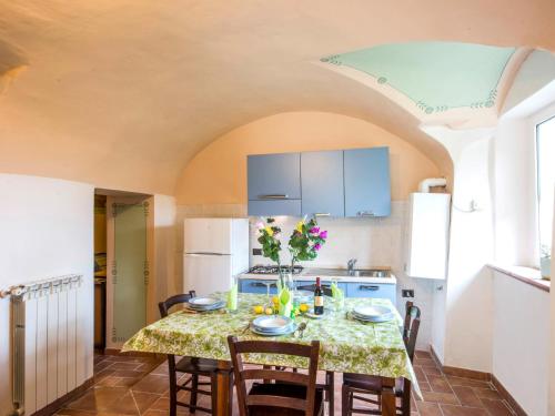 eine Küche mit einem Tisch und Stühlen im Zimmer in der Unterkunft Apartment La Fonte by Interhome in Volterra