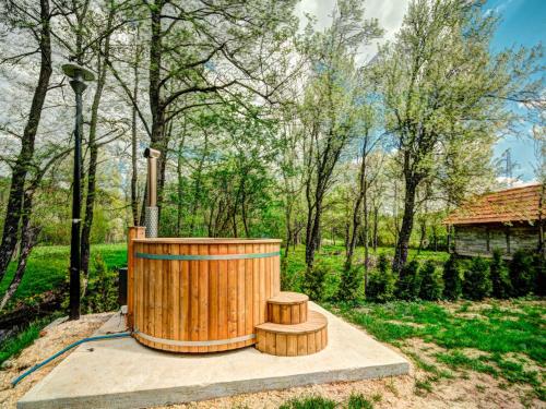 Κήπος έξω από το Chalet Plitvice I by Interhome