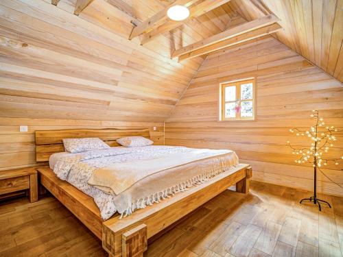 Ένα ή περισσότερα κρεβάτια σε δωμάτιο στο Chalet Plitvice I by Interhome