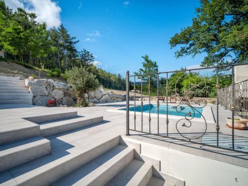 un complexe avec une piscine et des escaliers dans l'établissement Holiday Home Lapis by Interhome, à Buzet