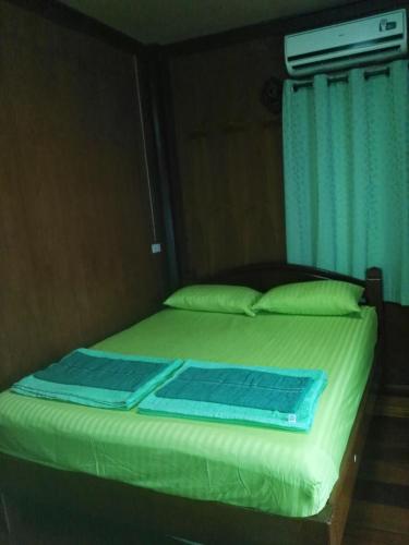 Postel nebo postele na pokoji v ubytování Pana and River Homestay Kang Krachan