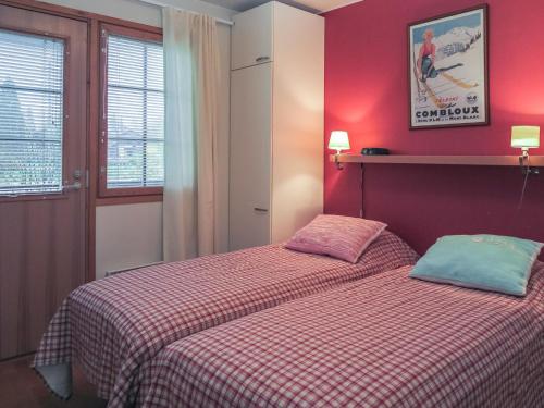 ターコブオリにあるHoliday Home Tahko 4seasons 3 by Interhomeの赤い壁のドミトリールーム ベッド2台