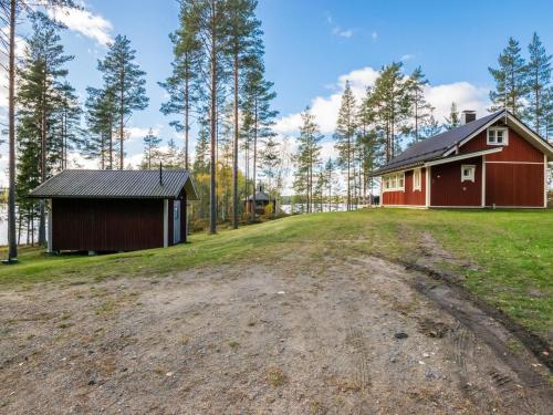 un campo abierto con un granero y una casa en Holiday Home Kannonniemi by Interhome, en Majavesi