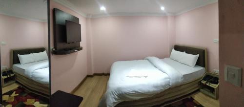 Postel nebo postele na pokoji v ubytování Hotel Samrajya Pvt. Ltd.