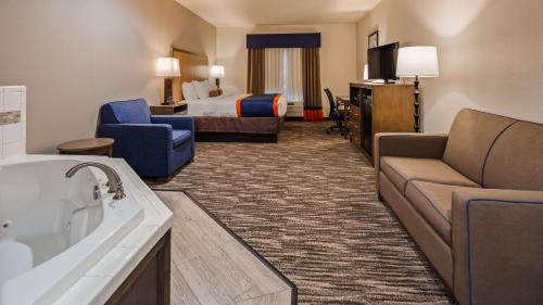 Posezení v ubytování Best Western Plus Ardmore Inn & Suites