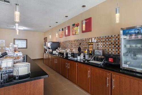 een koffiehuis met een toonbank en een onbedoelde bij Comfort Suites Ennis in Ennis