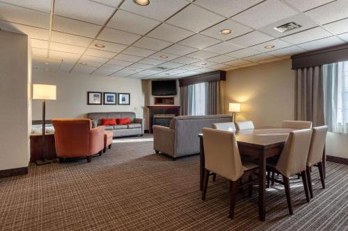 a conference room with a table and chairs at Comfort Suites Green Bay West in Green Bay