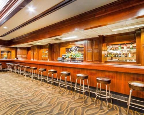 a bar with a row of stools at Comfort Suites Green Bay West in Green Bay
