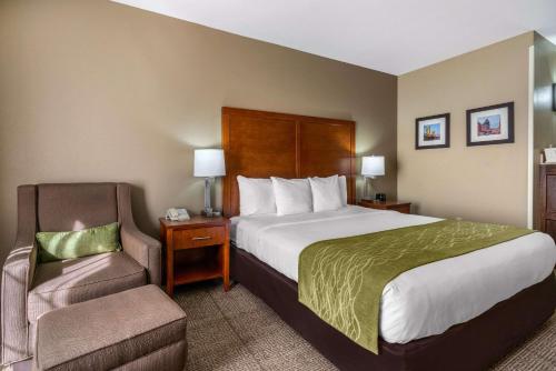 Gulta vai gultas numurā naktsmītnē Comfort Inn & Suites Sacramento - University Area