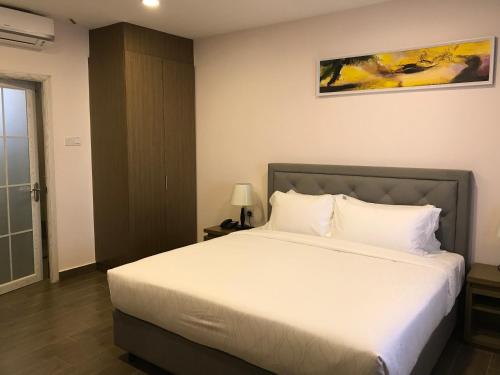 Postel nebo postele na pokoji v ubytování Lotus Seaview Beach Resort, Pengerang