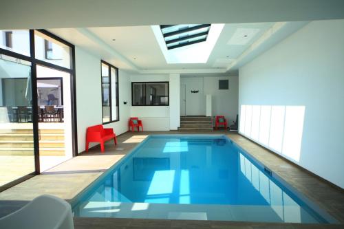 - une piscine avec une lucarne dans une maison dans l'établissement Villa Pool and Beach Bretagne, à Plouescat