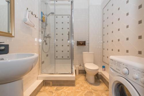 Koupelna v ubytování Апартаменты в центре города, у метро и Нарымского сквера