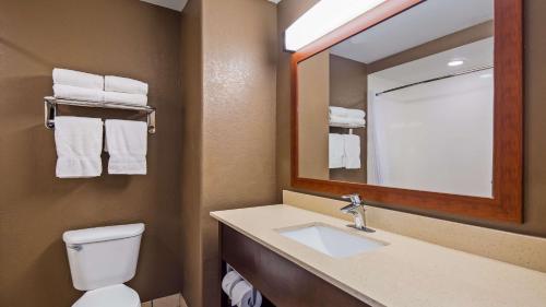 Kylpyhuone majoituspaikassa Best Western Northwest Corpus Christi Inn & Suites