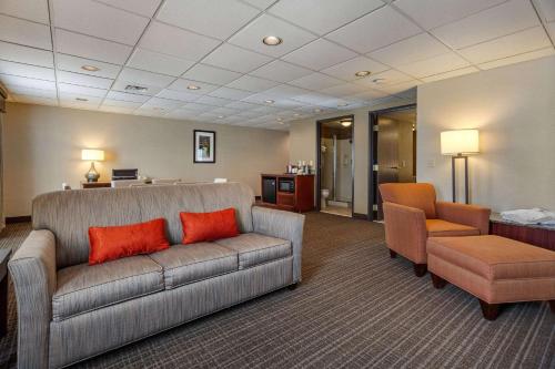 a waiting room with a couch and two chairs at Comfort Suites Green Bay West in Green Bay