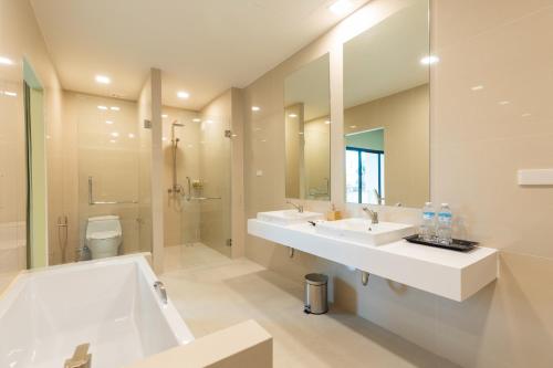 Kylpyhuone majoituspaikassa Porestva Hotel Sriracha
