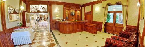 a large room with a bar in a building at Jaśminowy Dwór in Rokietnica