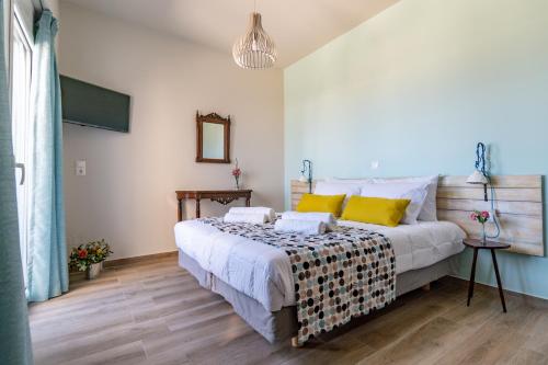 A bed or beds in a room at Kyma seaview Apartments, Episkopi beach Rethymno