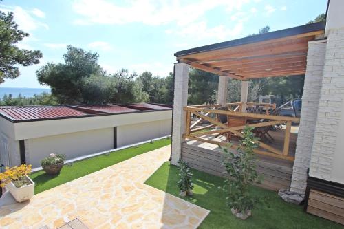 Taman di luar Vegros Mobile Homes Slanica