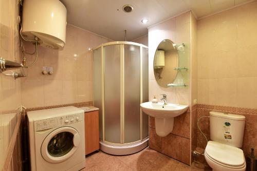 uma casa de banho com uma máquina de lavar roupa e um lavatório em Northern Avenue Apartment em Yerevan