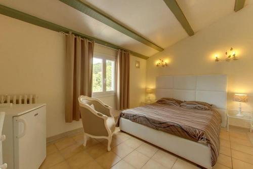 um quarto com uma cama e uma cadeira em Les Hauts de Cavanello em Zonza