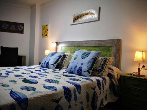 Apartamento amplio Canary Style, 1 Playa Canteras tesisinde bir odada yatak veya yataklar