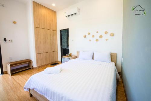 a bedroom with a large bed with white sheets at Hoàng Ngọc's House in Tuy Hoa