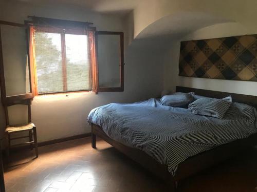sypialnia z łóżkiem i oknem w obiekcie Casa Diana w mieście Giannutri