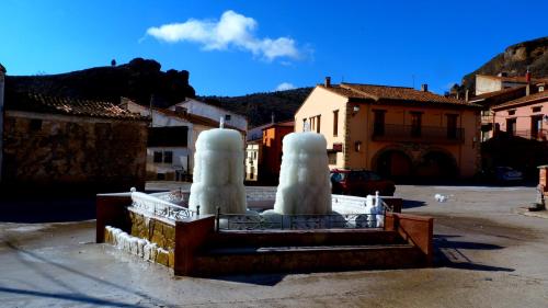 a group of cement statues in a parking lot at Las mil y una noches in Tramacastilla