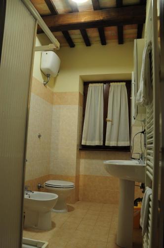 a bathroom with a toilet and a sink at Il Casale in Treia