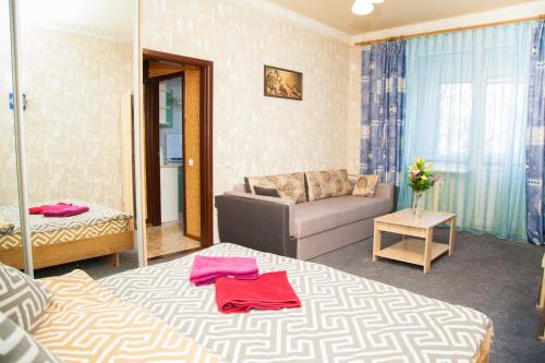 ザポリージャにあるSemi-luxury Apt on 82 Nezalezhnoi Ukrаiny Street near Intourist Hotelのリビングルーム(ベッド1台、ソファ付)