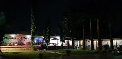 Un jardín fuera de Emerald Hotel Kampala