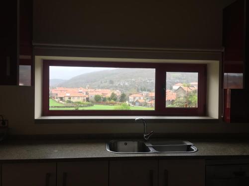 カストロ・ラボレイロにあるVillas do Laboreiro-Casa 6の山の景色を望む窓