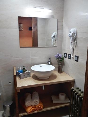 a bathroom with a sink and a mirror at Casa Rural Chao de Castro in Ríodeporcos