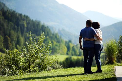 a man and woman standing on a hill looking at a mountain at Apartmenthaus Eisenstraße in Lunz am See