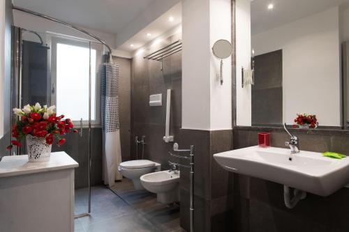 bagno con lavandino e servizi igienici di My Way - Rooms - Palazzo San Matteo a Palermo