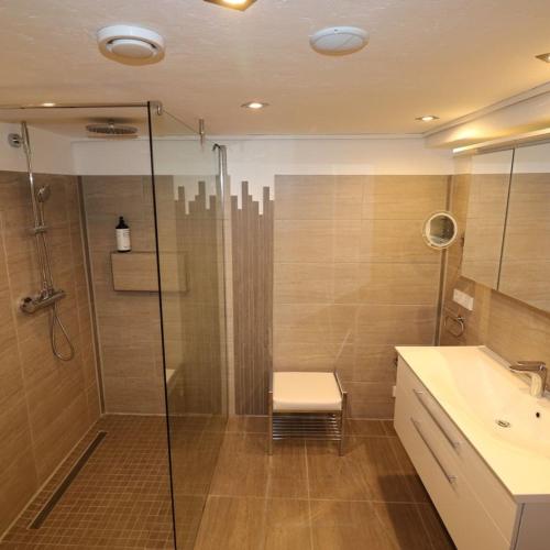 a bathroom with a shower and a toilet and a sink at Ferienwohnung Stiftstadt Kempten in Kempten