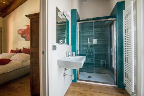uma casa de banho com um lavatório e um chuveiro em IN VIRIDI em Cuneo