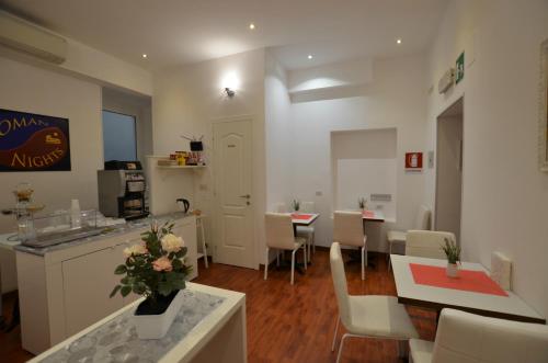 Una cocina y un comedor con mesa y sillas. en Roman Nights, en Roma