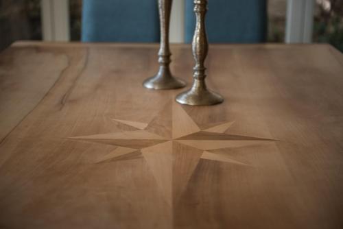 a wooden table with a star on top of it at Villa Galatea in San Vincenzo